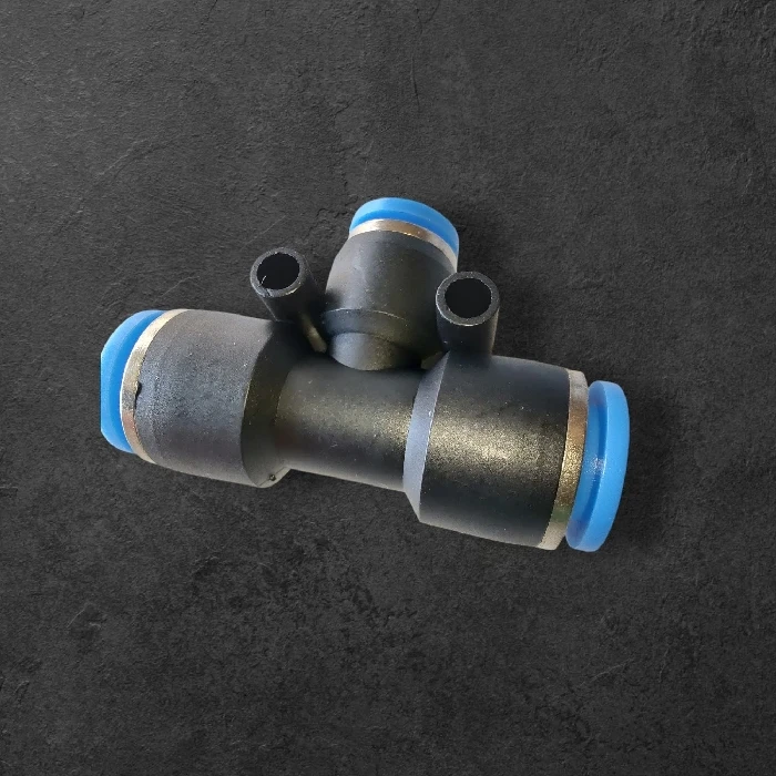 Pneumatski T kos POM plastika 4-4-4mm, pnevmatski T kos, POM plastika, 4mm cevi, industrijska avtomatizacija, strojegradnja, ceneje, ugodno, prihranek, lokalno, Ljubljana, HACCP, GMP, push fit pnevmatika, pnevmatske povezave
